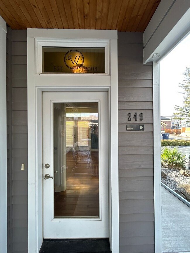 Building Photo - 2 Bedroom / 1.5 Bath Executive Apartment i...