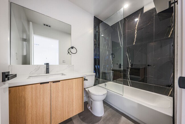 Building Photo - 1237 N Orange Dr