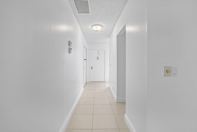 Building Photo - 1021 Flame Vine Ave