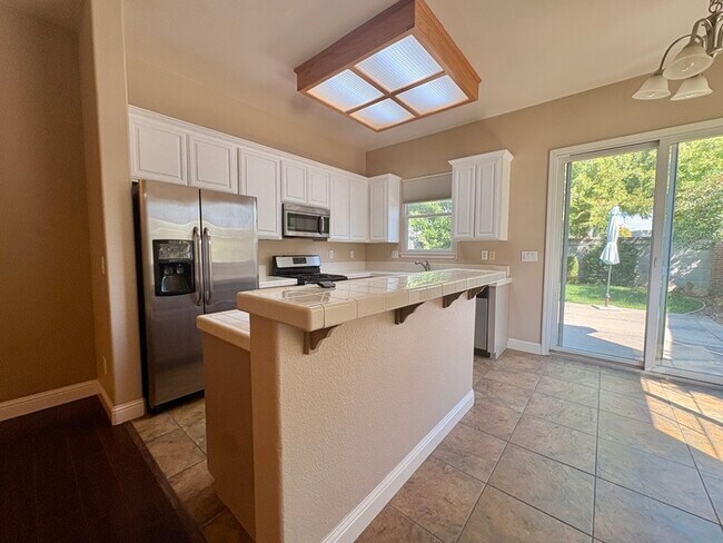 Building Photo - Beautiful 3 Bedroom, 2 Bathroom Home Walking Distance To The Fountains / Galleria!