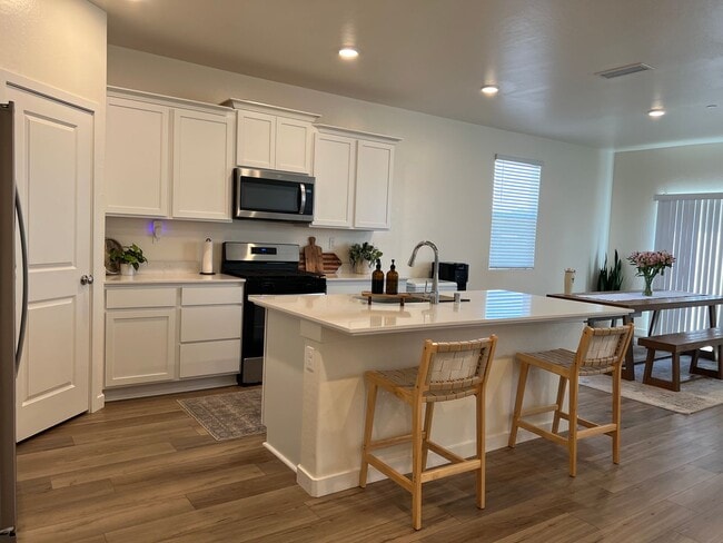 Building Photo - Three bedrooms and two bathrooms in Hanford, CA