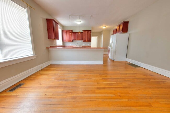 Building Photo - Charming & Spacious 3-Bedroom Unit with Private Master Suite