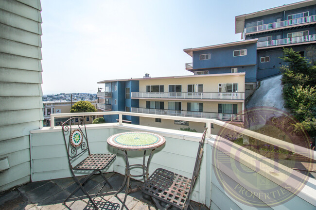 Building Photo - Corona Heights - 3 BR, 2.5 BA Condo 1,586 ...