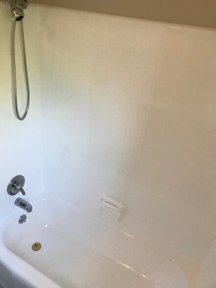 Master bath tub - 826 Arlington Rd