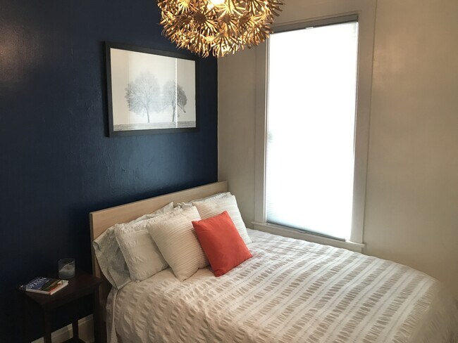 Building Photo - Bright and Cozy 2-Bedroom in Sunnyside wit...