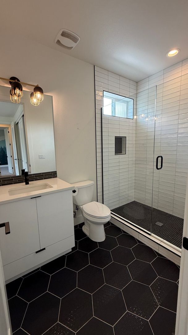 Building Photo - $900 move in bonus! Stunning & Spacious 2-...