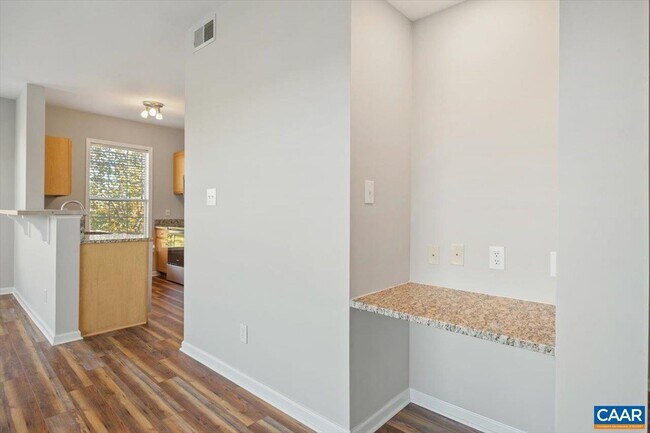 Building Photo - 270 Riverbend Dr