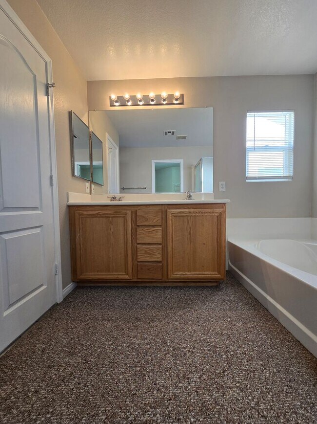 Building Photo - A Spacious 4 Bedroom House in Iron Mountai...