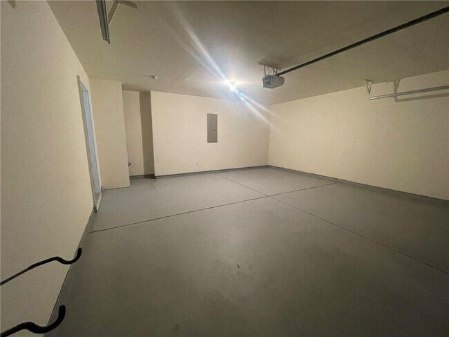Building Photo - 2350 Mayfair Dr