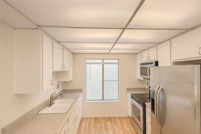Building Photo - For Rent: 1 Bed / 1 Bath Condo in Lakeside...