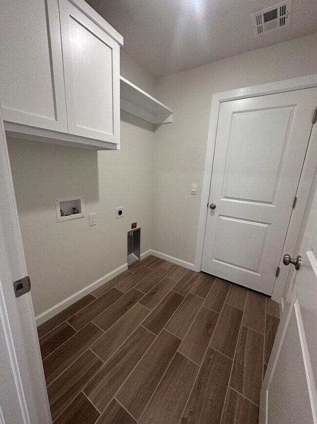 Building Photo - Beautiful New Home - First Month Free!