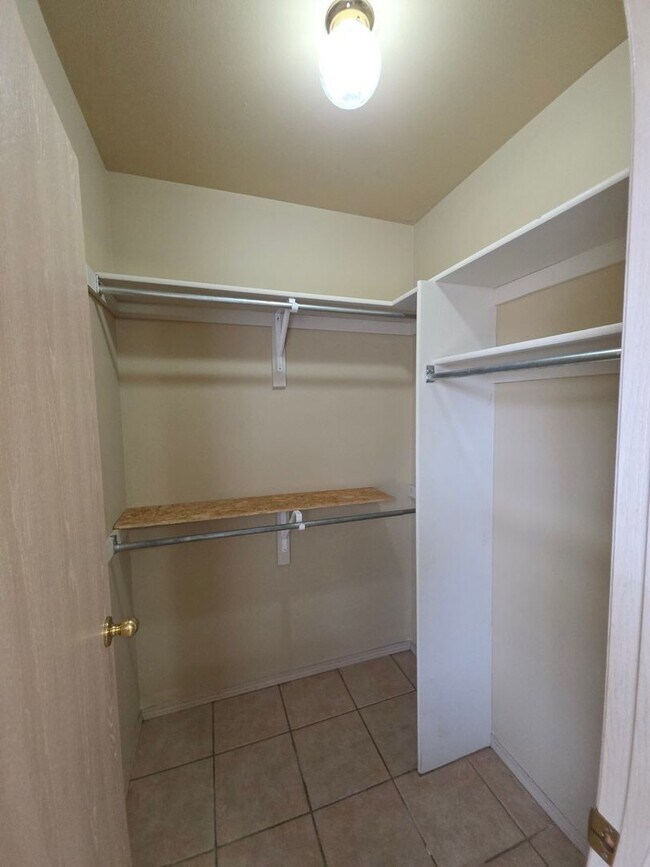 Building Photo - 1002 N Greenwich Ave