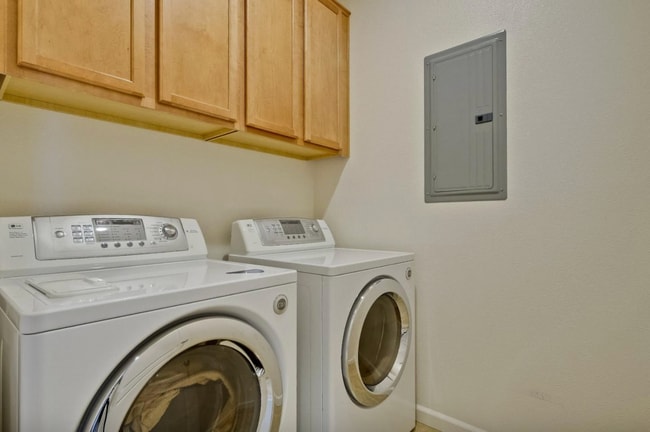 Building Photo - Newer 3bedrooms townhouse with 2 Cars Garage and AC in Fremont Niles area for rent