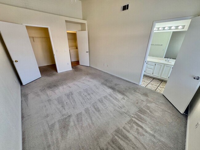 Building Photo - SPACIOUS 2 BEDROOM TOP FLOOR CONDO