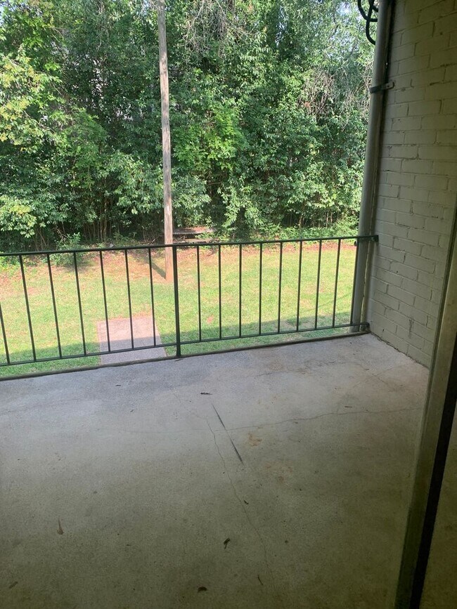 Building Photo - Charming One Bedroom Apartment In The Heart of Plaza Midwood!