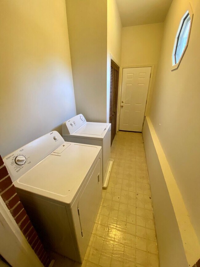 Building Photo - Charming 3Bedroom/2Bathroom Detached Home ...