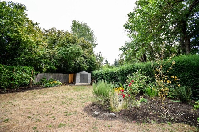 Building Photo - Beautiful 4 Bedroom 2 Bath Home in NE Port...