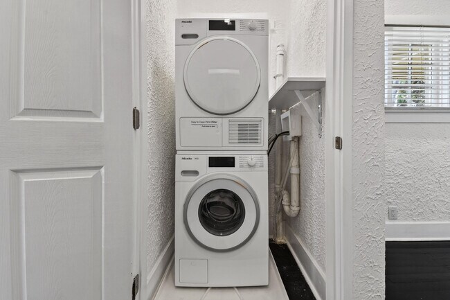 Building Photo - 208 S K St