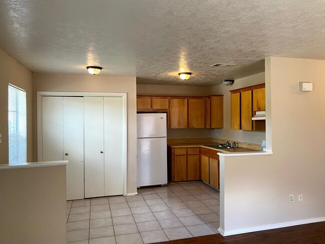 Building Photo - 2/1 Duplex Available 7/29/2026!