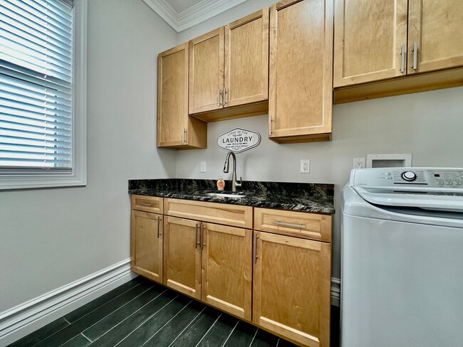 Building Photo - Luxury Home Incredible master suite Liberty Twp OH