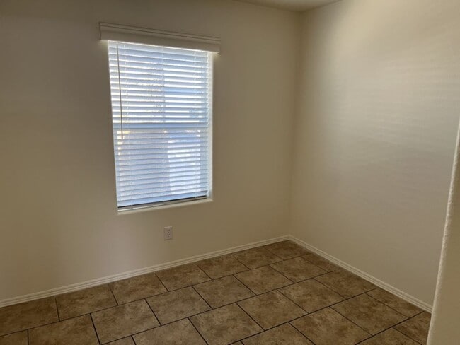 Building Photo - 5303 E Twain Ave