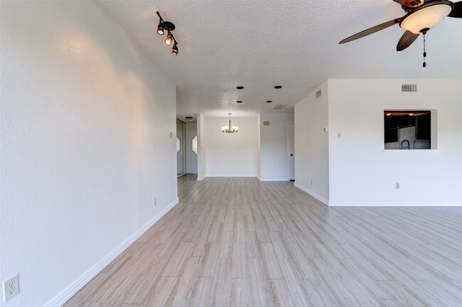 Building Photo - 2137 Casa Rio Cir