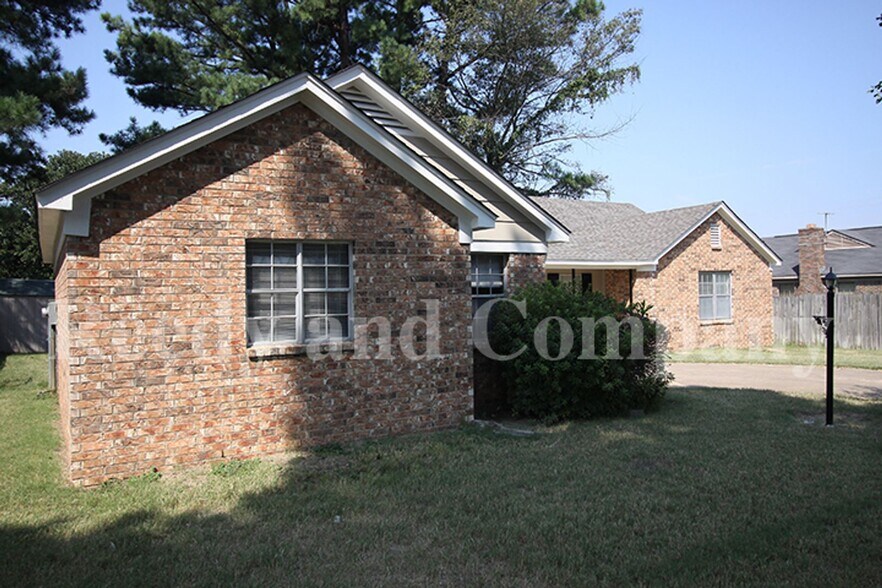 Building Photo - 3235 Fox Chase Dr