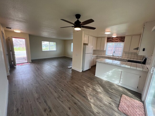 Building Photo - Newly Remodeled 3 bedroom 2 bath home in a great Location.