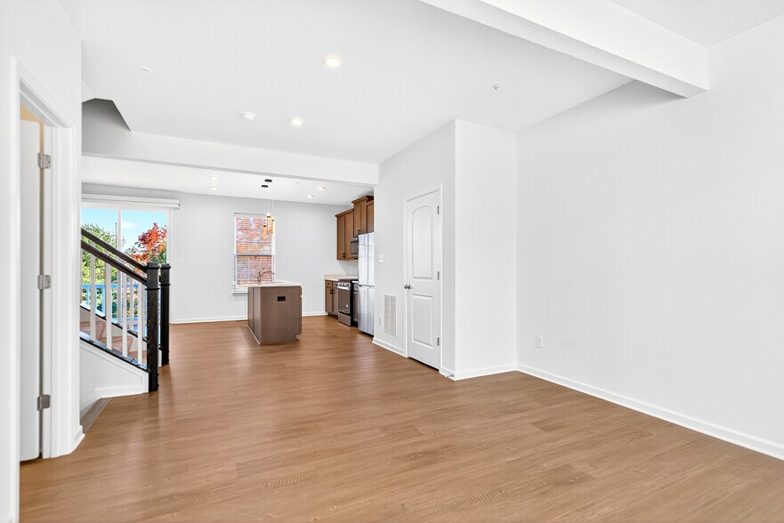 Building Photo - 600 Dana Dr