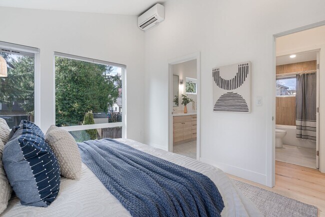 Building Photo - Maple Leaf 2BD/2BA Modern Home With Premiu...