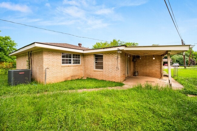 Building Photo - 2020 Clover Ln