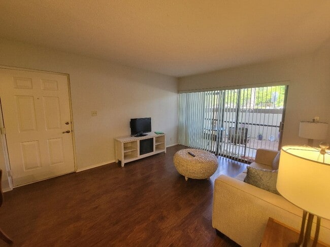 Building Photo - Lovely bottom floor UN-furnished condo Por...