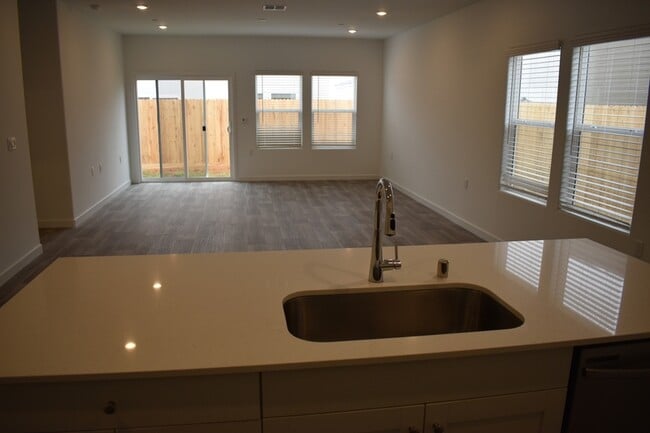 Building Photo - 4470 N San Clemente Ave