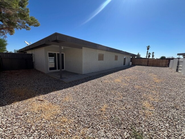 Building Photo - REMODELED 3 BEDROOM IN TOWN!