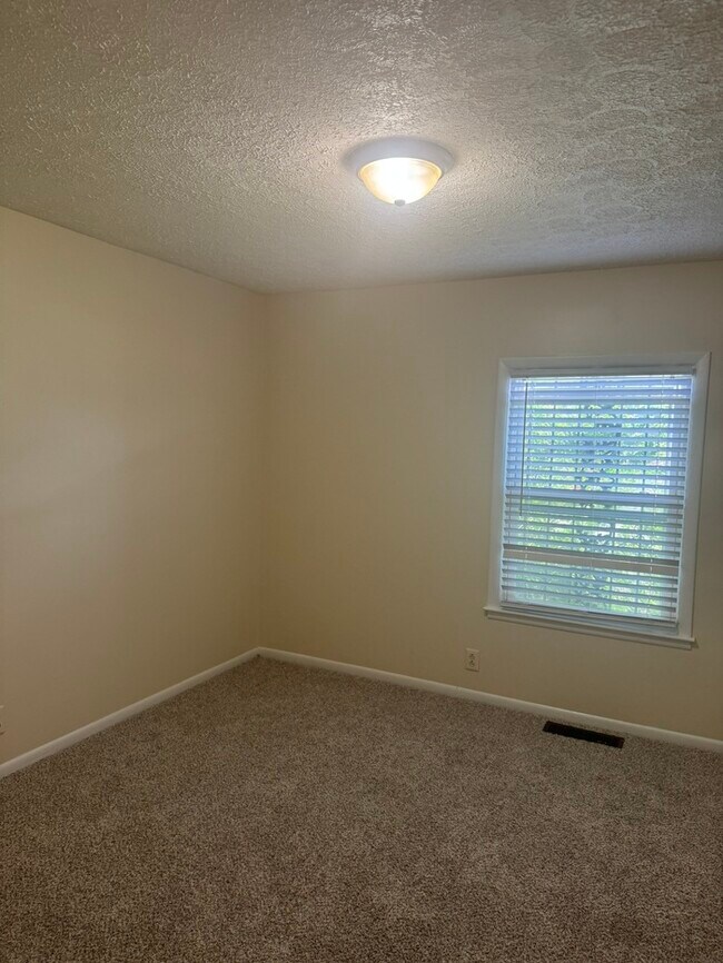 Building Photo - 3004 Lytle Dr
