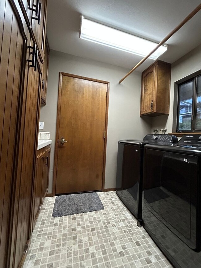 Building Photo - 6367 Woodman Dr