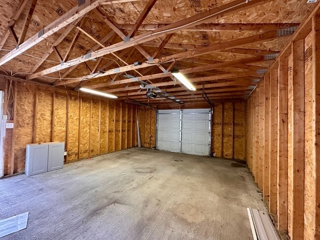 Building Photo - Charming 2 Bed / 1 Bath Home with Garage &...