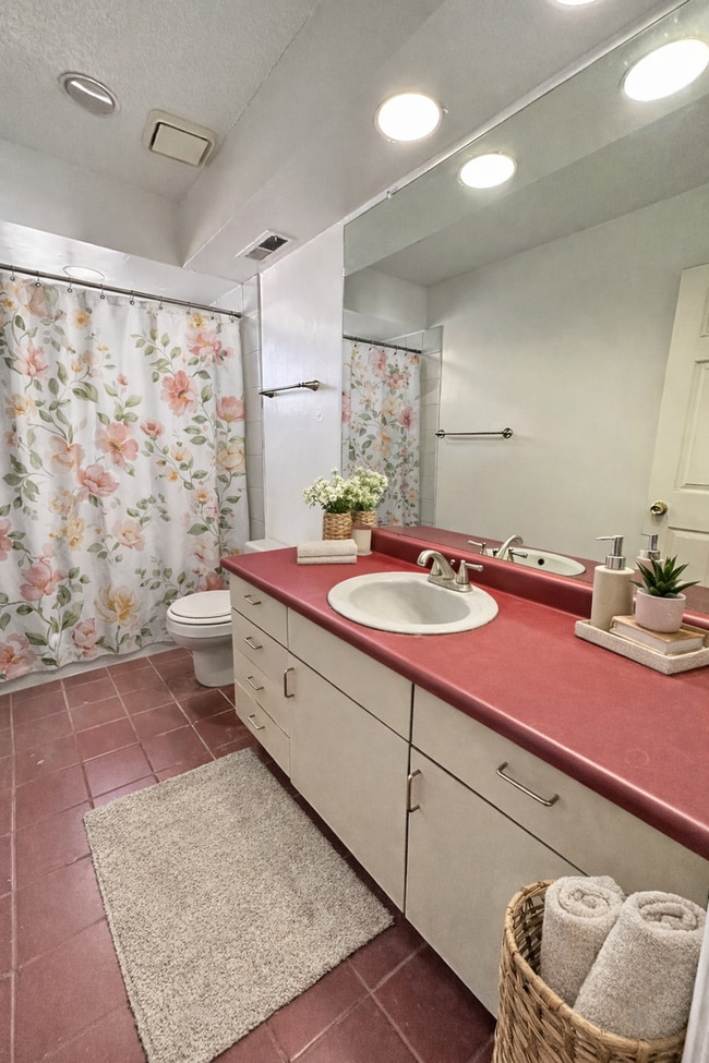 Building Photo - Move-In Special: ½ OFF First Month’s Rent! 3 Bedroom 2 Bathroom 2109 Sqft