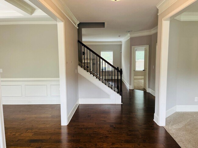 Building Photo - WOW! 5 bed, 4 full baths, brick exterior, ...