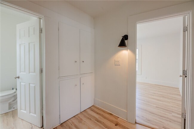 Building Photo - 575 Woodbine Ave