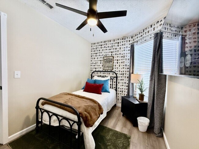 Building Photo - Freshly Renovated Home With Man Cave In Trenton OH