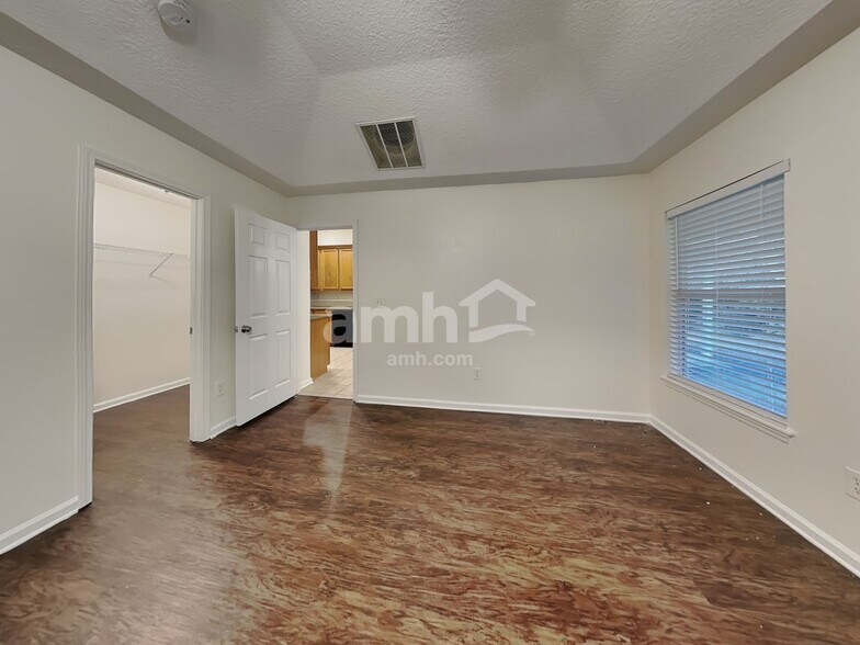 Building Photo - 11670 Deep Springs Dr N