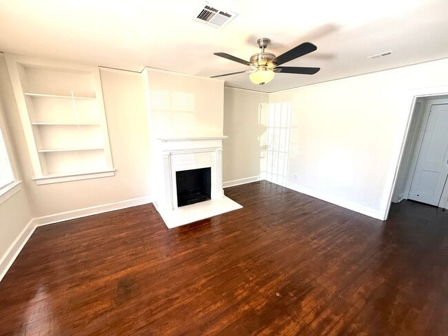 Building Photo - ** 2 bed 1 bath located in South Fairview ** Call 334-366-9198 to schedule a self tour