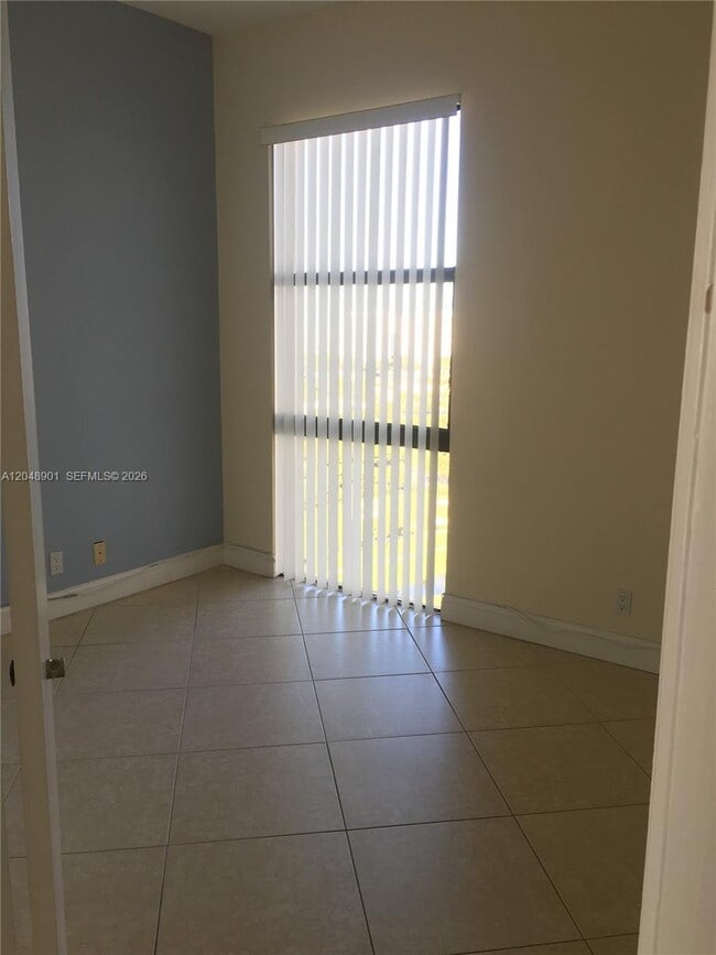 Building Photo - 20379 W Country Club Dr