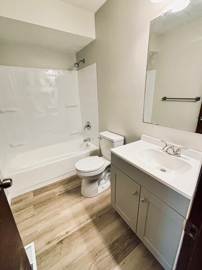 Building Photo - 607 Coach Light Ln