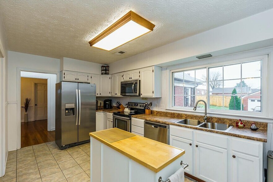 Building Photo - 304 Barnes Mill Rd