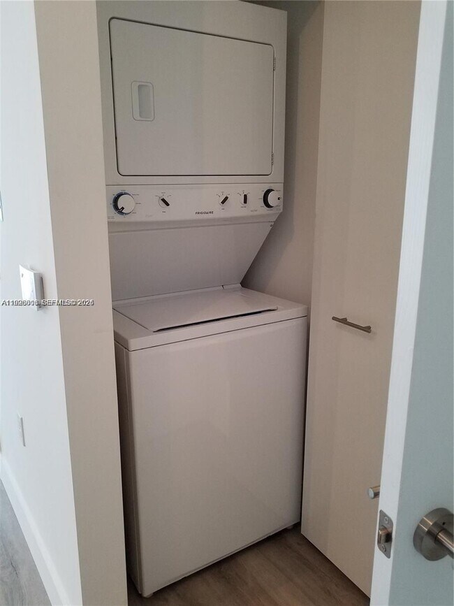 Building Photo - 201 SW 17th Rd