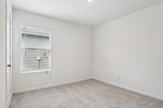 Building Photo - 726 Ponderosa Ln