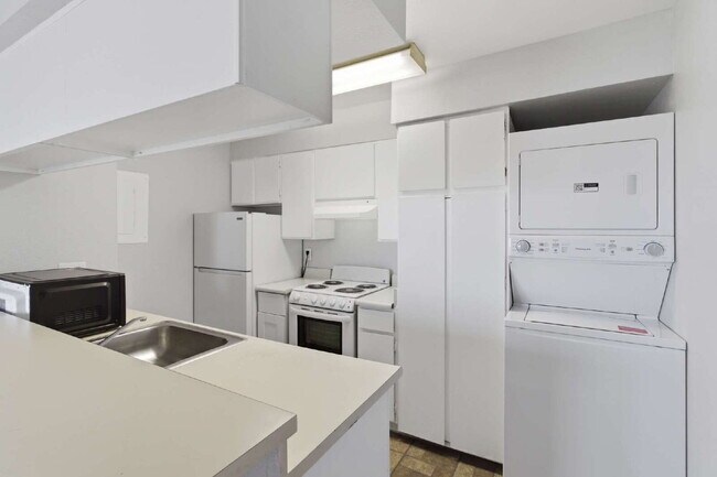 Building Photo - Top-floor studio apartment! Recently renovated with brand new flooring and paint throughout.