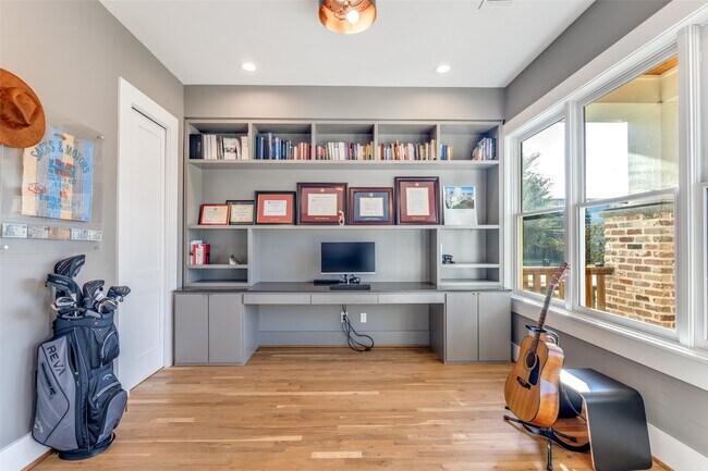 Building Photo - 709 E 13th St